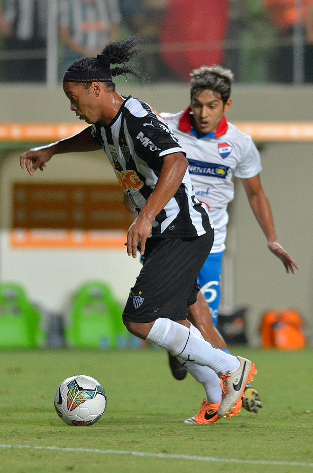 Ronaldinho tenta passar pela marcao de Silvio Torales, do Nacional (PAR), no Independncia