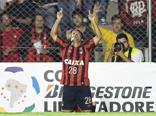 Felipe comemora seu gol na vitria do Atltico-PR sobre o Universitrio