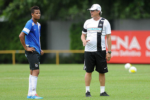 Geuvnio e Oswaldo de Oliveira conversam durante treino do Santos