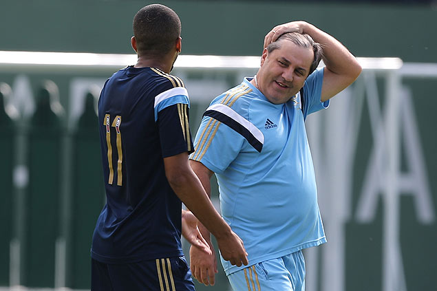 Wesley (esq.) conversa com Gilson Kleina durante treino do Palmeiras
