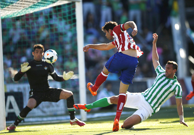 Diego Costa finaliza durante jogo entre Atlético de Madri e Bétis