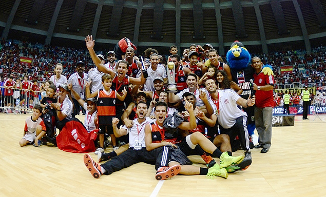 Jogadores do Flamengo comemoram o primeiro ttulo da Liga das Amricas, no Maracanzinho