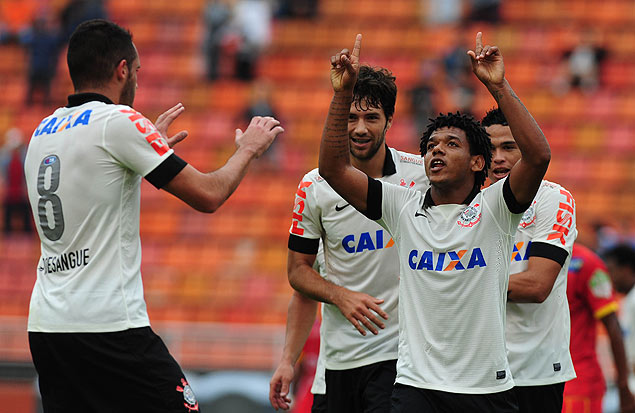 Romarinho comemora o primeiro dos seus trs gols na vitria do Corinthians sobre o Atltico Sorocaba no Pacaembu