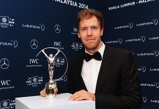 O alemo Sebastian Vettel mostra o trofu de melhor atleta do ano (masculino)
