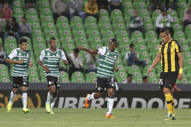 Jogadores do Santos Laguna (MEX)comemoram gol durante vitria em casa por 4 a 1 sobre o Pearol (URU)
