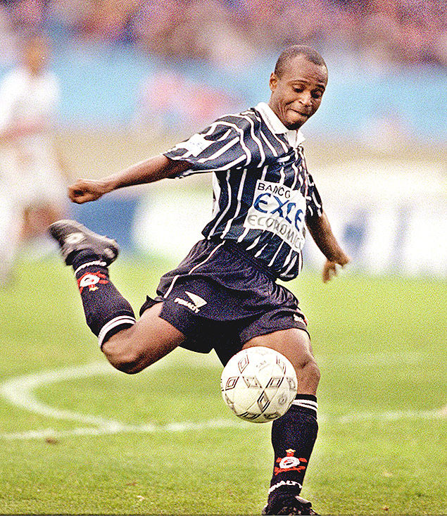 O atacante Edilson, quando atuava pelo Corinthians, em 1998