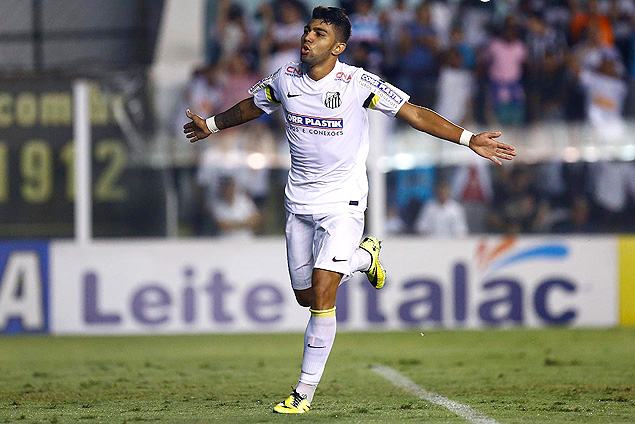 O atacante Gabriel comemora um gol pelo Santos