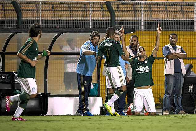 O atacante Alan Kardec comemora gol do Palmeiras no Campeonato Paulista