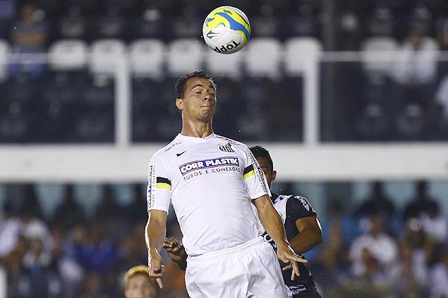 Leandro Damio cabeceia bola durante jogo contra a Ponte Preta