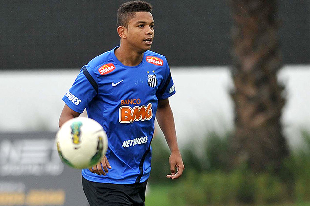 O zagueiro David Braz durante treino no Santos FC