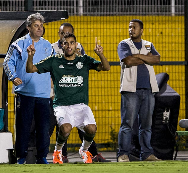 Alan Kardec comemora o primeiro gol do Palmeiras na vitria sobre o Bragantino