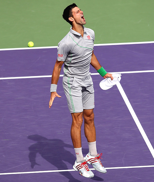 O srvio Novak Djokovic festeja na vitria sobre o espanhol Rafael Nadal