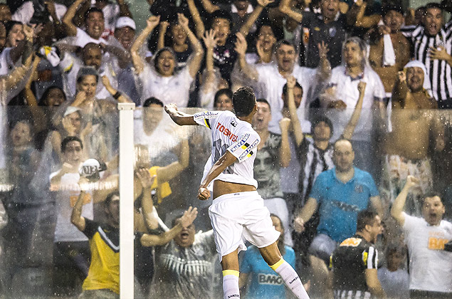 Stfano Yuri comemora gol do Santos contra o Penapolense