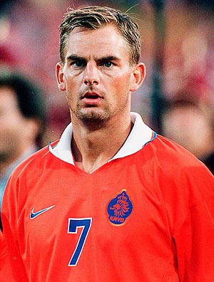 O ex-meia Ronald De Boer em jogo pela Holanda