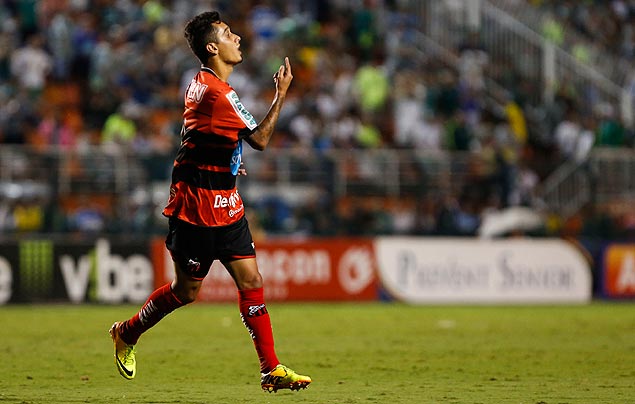 O meia-atacante Marcelinho comemora gol do Ituano contra o Palmeiras, no Pacaembu