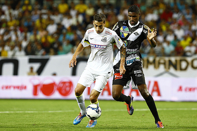 O atacante Rildo, do Santos, disputa lance com jogador do Mixto pela Copa do Brasil na Arena Pantanal