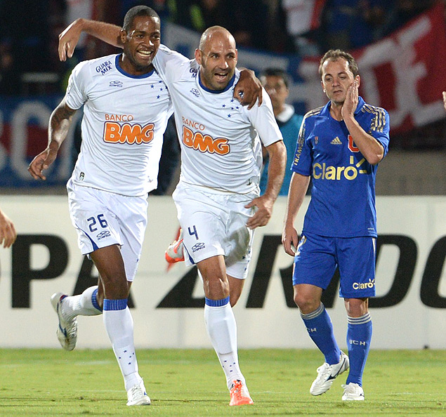Bruno Rodrigo (dir.) festeja com Ded o primeiro gol do Cruzeiro