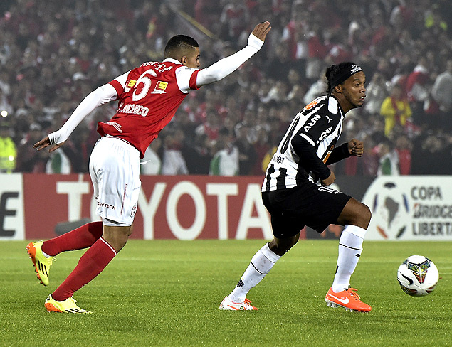 Ronaldinho tenta escapar da marcao no jogo contra o Independiente Santa F 