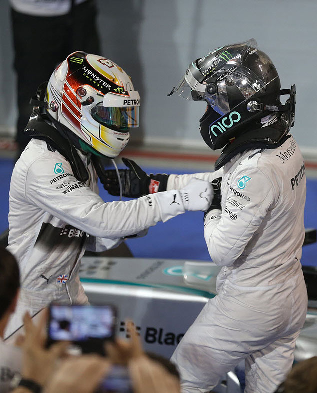 Os pilotos da Mercedes, Lewis Hamilton ( esq.) e Nico Rosberg comemoram dobradinha da equipe no Bahrein
