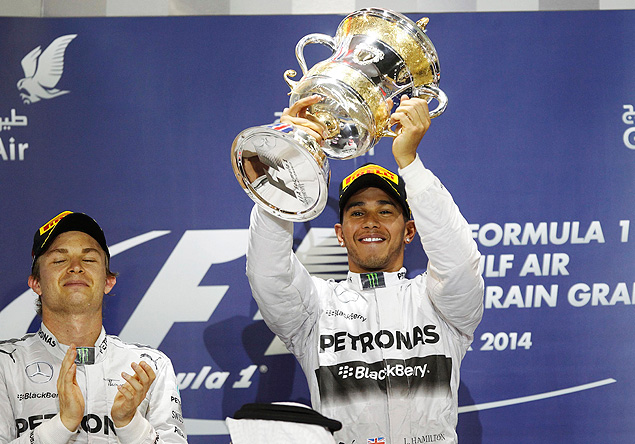 Lewis Hamilton aps vencer GP do Bahrein ao lado do alemo Nico Rosberg