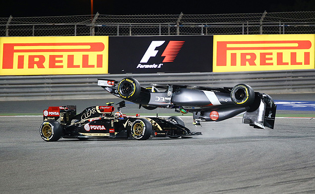 O mexicano Esteban Gutierrez, da Sauber, vira aps sofrer batida do venezuelano Pastor Maldonado, da Lotus