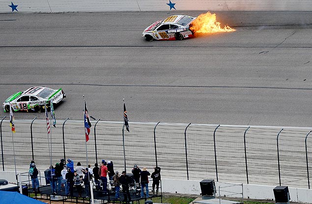 Carro de Dale Earnhardt Jr. pega fogo durante prova no Texas