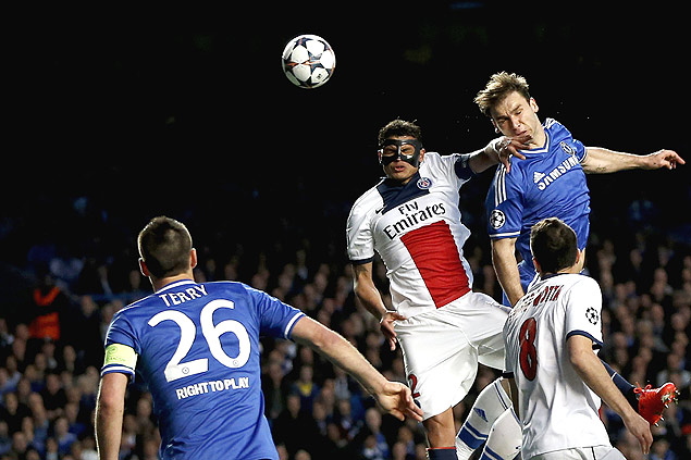 Disputa area entre os zagueiros Ivanovic (azul), do Chelsea, e Thiago Silva, do PSG