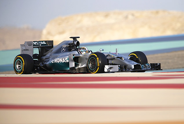 O ingls Lewis Hamilton pilota a sua Mercedes em teste no circuito de Bahrein