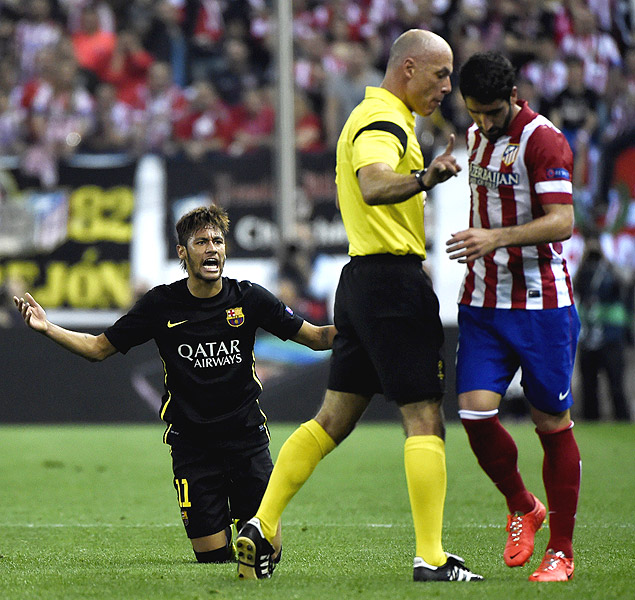 O atacante Neymar reclama de falta perto do rbitro ingls Howard Webb, no estdio Vicente Calderon, em Madri