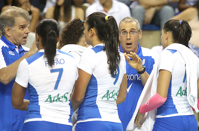 Hlio Griner ( dir.), auxiliar tcnico de Bernardinho, conversa com jogadoras do Rio