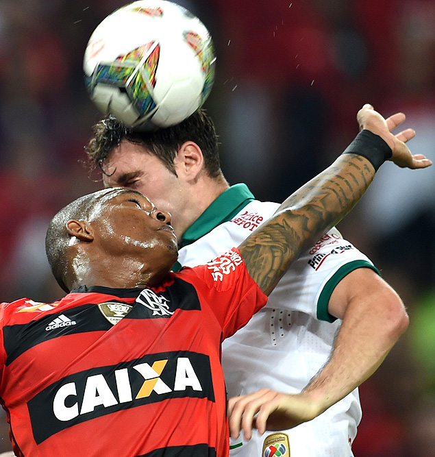 Samir, do Flamengo, disputa a bola com Mauro Boselli, do Len
