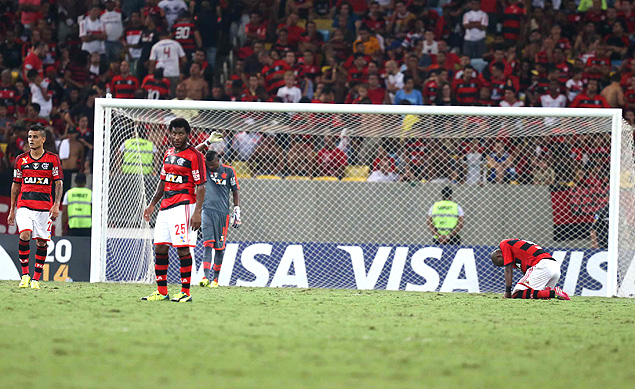 Jogadores do Flamengo se lamentam durante a derrota para o Len 