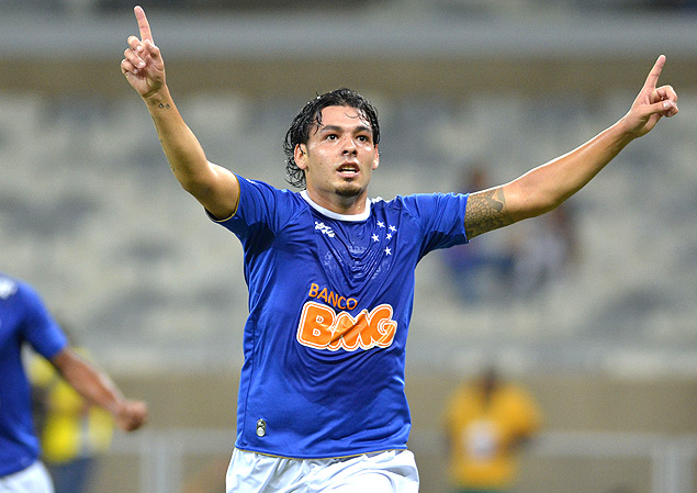 Ricardo Goulart levanta os braos para festejar gol contra o Real Garcilaso