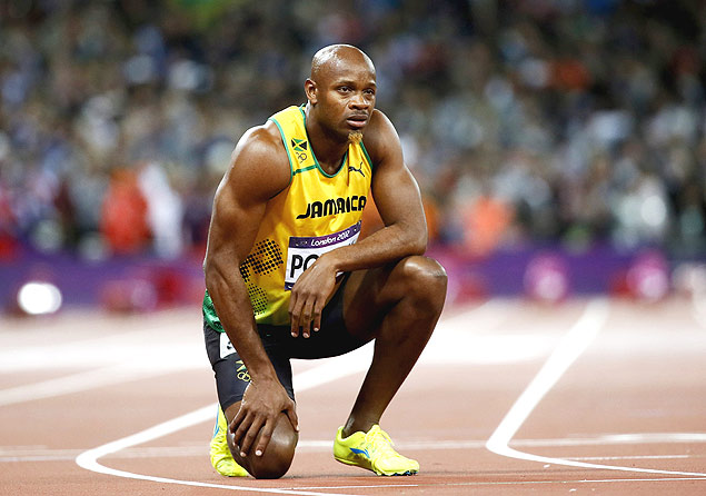 Asafa Powell olha o placar aps correr a final dos 100 m nas Olmpiadas de Londres, em 2012