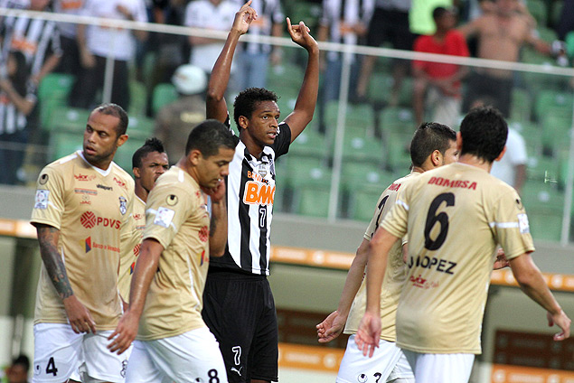 O atacante J comemora gol do Atltico-MG sobre o Zamora, no estdio Independncia, em Belo Horizonte