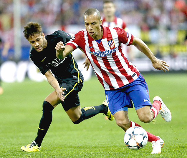 Neymar (esq.), do Barcelona, disputa bola com Miranda, do Atltico de Madri