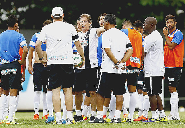 Oswaldo de Oliveira conversa com jogadores durante treino do Santos