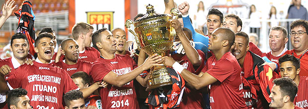 Time do Ituano festeja a conquista do Campeonato Paulista após vencer o Santos