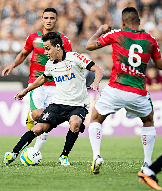 Rodriguinho tenta superar a marcao na partida do Corinthians contra a Portuguesa
