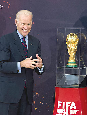 Joe Biden posa ao lado da taa da Copa nos EUA