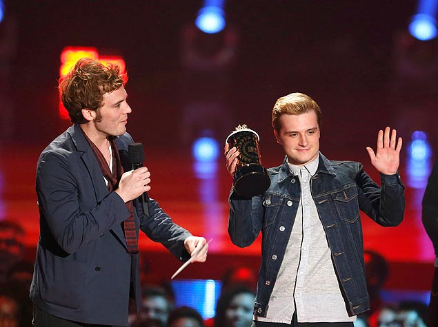 Sam Claflin ( esq.) e Josh Hutcherson recebem o prmio de melhor filme do ano por 'Jogos Vorazes> Em Chamas' no MTV Movie Awards 2014