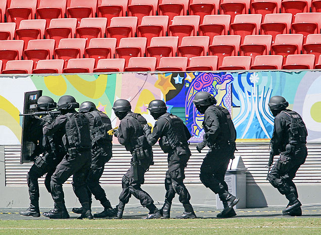 Policiais fazem um treinamento em estdio de Braslia, que ser usado na Copa