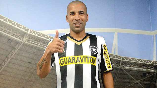 O atacante Emerson Sheik se apresenta com a camisa do Botafogo