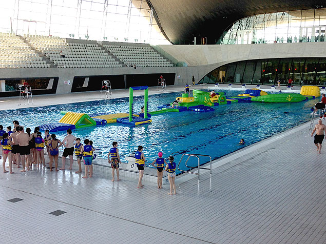 Visitantes se prepararam para usar piscina onde Phelps venceu 4 provas em 2012