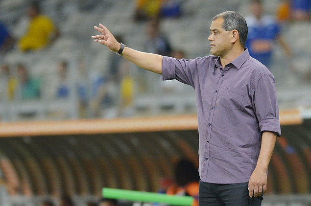 O tcnico Arce, ex-jogador de Palmeiras e Grmio, orienta os jogadores do Cerro Porteo
