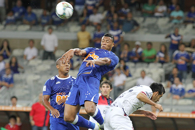 Jlio Baptista salta para cabecear a bola na partida contra o Cerro Porteo 