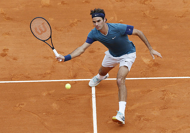 Federer devolve bola em jogo contra Radek Stepanek 