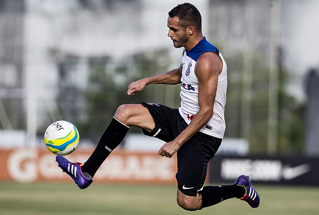 O meia Renato Augusto tenta dominar uma bola durante treino do Corinthians
