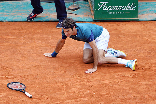 Federer cai no cho durante jogo da final do Masters 1.000 de Monte Carlo, contra Wawrinka