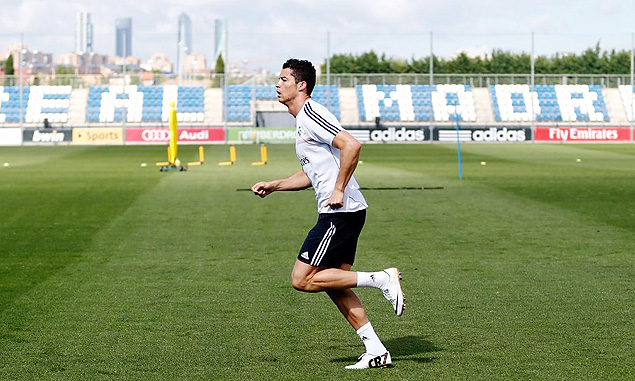 Cristiano Ronaldo corre durante treino do Real Madrid